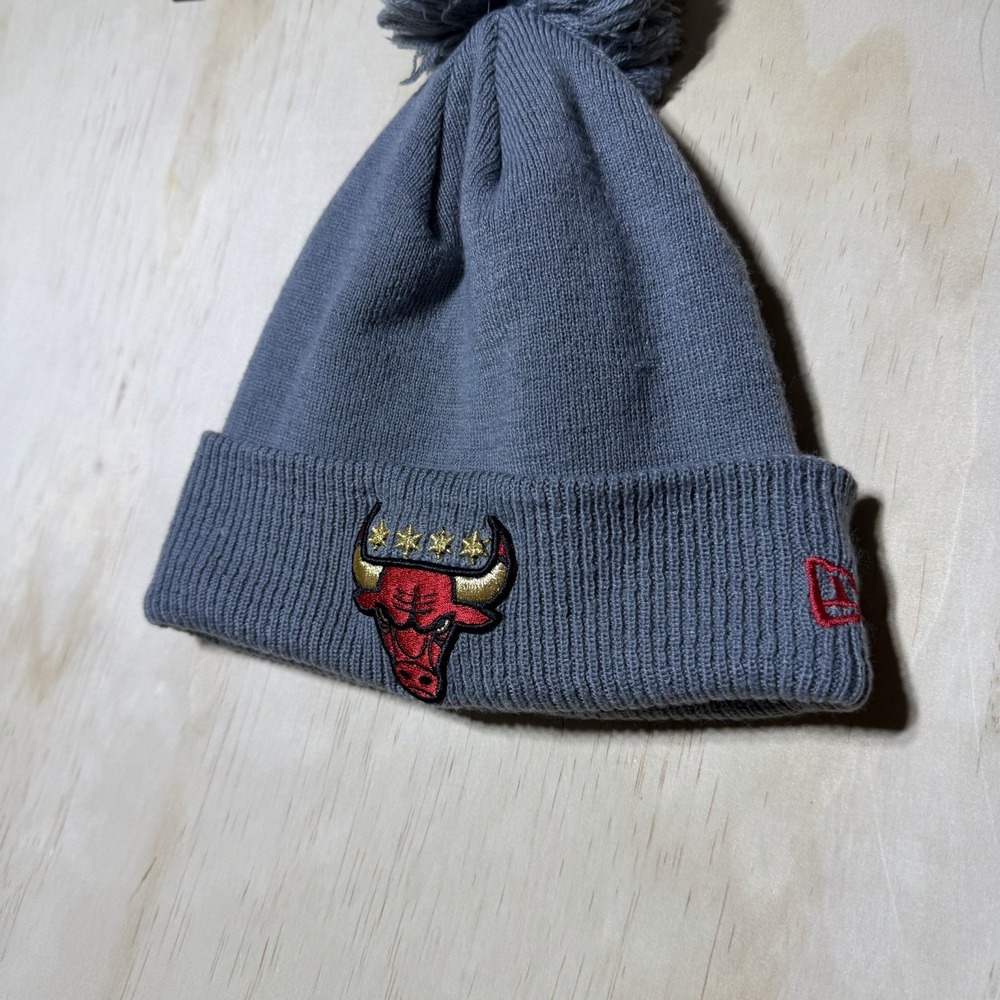 New Era Chicago Bulls 2020 2021 City Series Edition Pom Knit Beanie Hat Gray OS